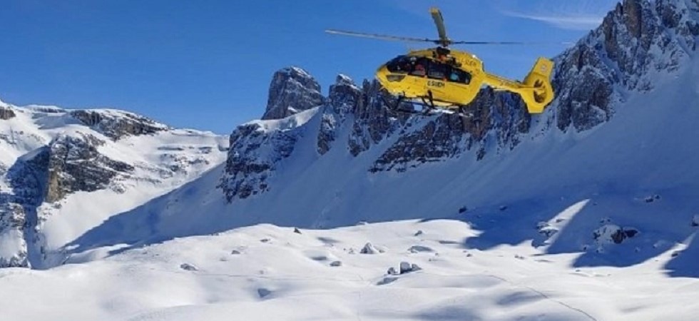 Va in montagna per fare scialpinismo assieme a un amico ma si rompe una gamba: recuperato con l’elicottero